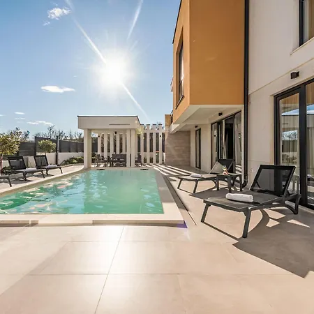 With Heated Pool By Interhome Сasa de vacaciones
