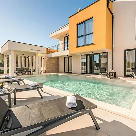 Сasa de vacaciones With Heated Pool By Interhome