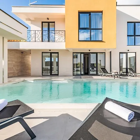 With Heated Pool By Interhome Сasa de vacaciones Pridraga