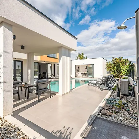 Сasa de vacaciones With Heated Pool By Interhome Pridraga